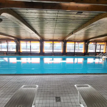 דירה Renovated, Swimming Pool, Sauna, Forest, Children Room, Free Parking סכונאץ'